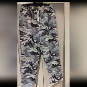 Fashion Says 'Me Too' - New Black / Gray Camo Pants, Size XL
